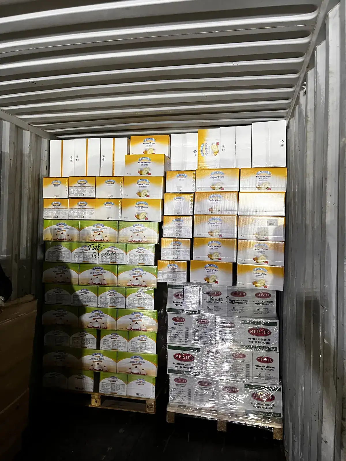 Cartons de produits agroalimentaires empilés