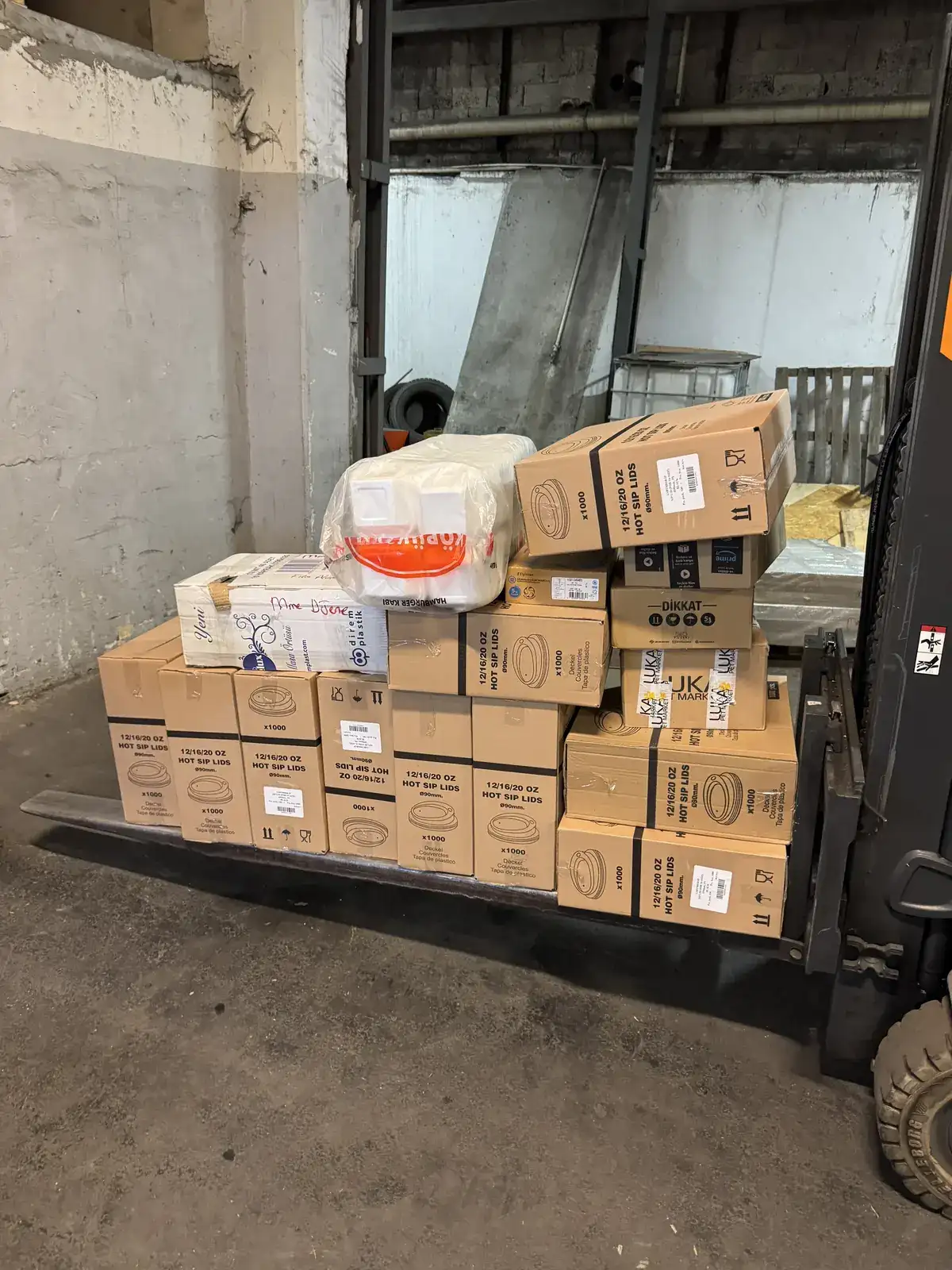 Chariot élévateur amenant une palette au conteneur